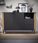Modernes Sideboard in dunklem Grau mit Holzdetails an den Seiten, zwei Türen und offenen Fächern, dekoriert mit einer Lampe, einem Kunstwerk und einer Vase, aus frontaler Perspektive.