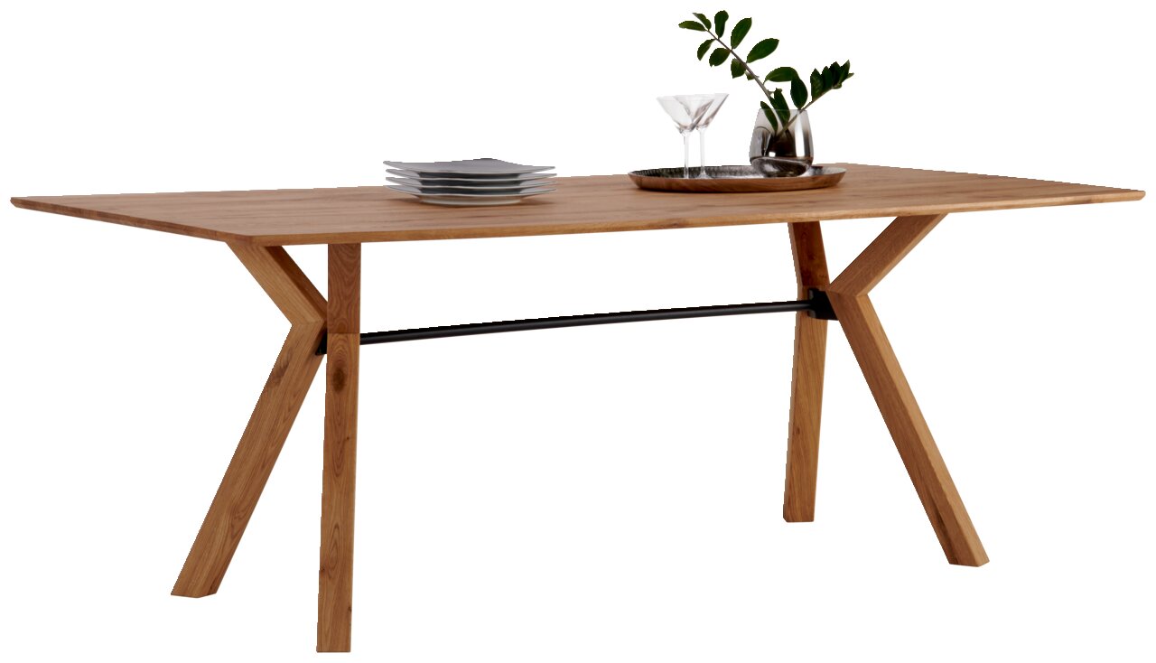 Moderner Esstisch aus Holz mit schrägen Beinen und schwarzer Querstrebe, seitliche Perspektive