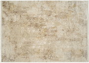 Designer Teppich in beige und braunen Tönen mit einem antiken, verwitterten Muster, aus der Vogelperspektive fotografiert.