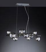 Moderne Pendelleuchte mit mehreren kugelförmigen Glaskörpern in einer frontalen Ansicht, die ein elegantes und stilvolles Design zeigt.