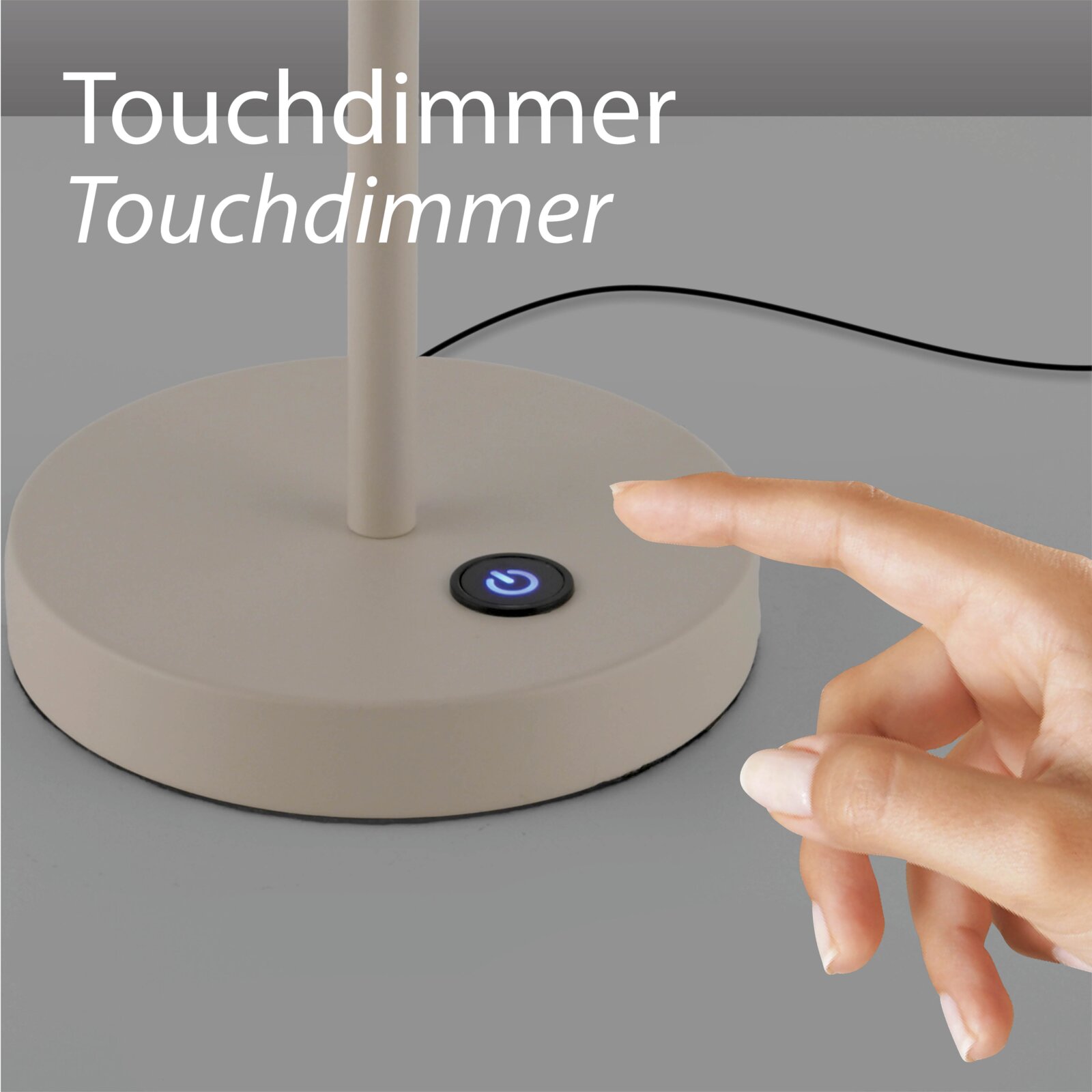 Nahaufnahme aus leicht schräger Seitenansicht: runder Lampenfuß in Beige mit leuchtendem Touchdimmer-Powerknopf, daneben ein Finger zum Berühren.