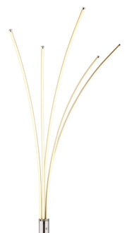 Moderne staande lamp met gebogen, verlichte armen, gezien vanaf de zijkant