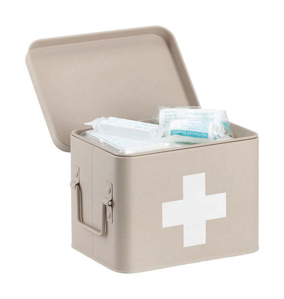 Geöffnete Medizinbox mit weißem Kreuz auf der Vorderseite, gefüllt mit medizinischen Vorräten, aus seitlicher Perspektive.