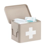 Geöffnete Medizinbox mit weißem Kreuz auf der Vorderseite, gefüllt mit medizinischen Vorräten, aus seitlicher Perspektive.