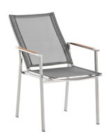 Moderner Sessel aus Metall mit grauem Netzgewebe und Holzarmlehnen, seitliche Perspektive