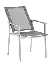 Moderner Sessel aus Metall mit grauem Netzgewebe und Holzarmlehnen, seitliche Perspektive