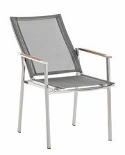 Moderner Sessel aus Metall mit grauem Netzgewebe und Holzarmlehnen, seitliche Perspektive