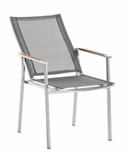 Moderne metalen fauteuil met grijs gaas en houten armleuningen, zijaanzicht