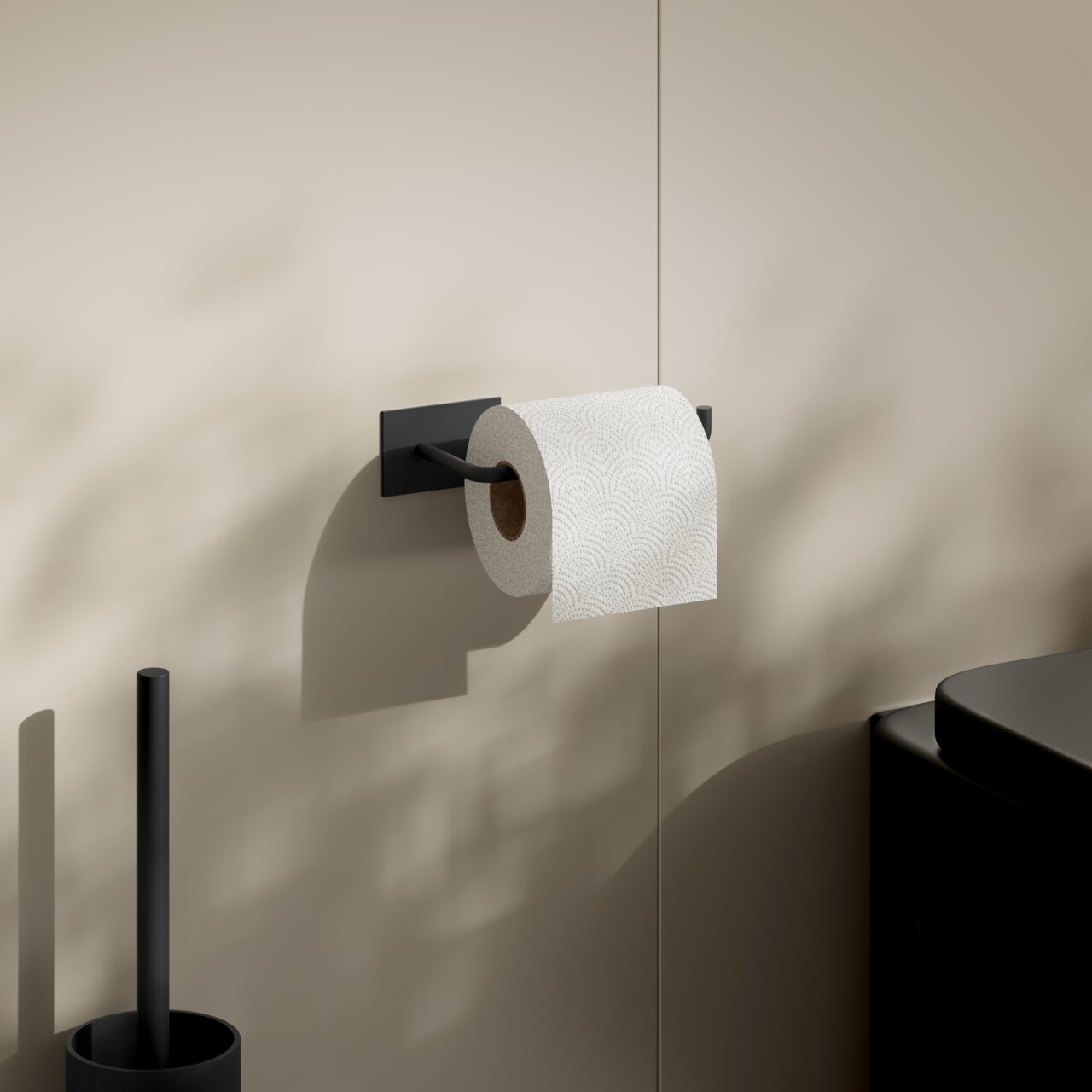 Moderner Toilettenpapierhalter aus Edelstahl in seitlicher Perspektive, montiert an einer beigen Wand mit einer Rolle Toilettenpapier.