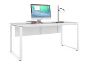 Moderner weißer Schreibtisch mit Computer, Lampe und Büchern, seitliche Perspektive