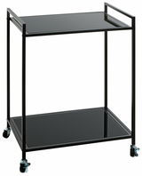 Moderner Beistellwagen mit zwei schwarzen Glasablagen und Metallrahmen, seitliche Perspektive.