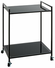 Moderner Beistellwagen mit zwei schwarzen Glasablagen und Metallrahmen, seitliche Perspektive.