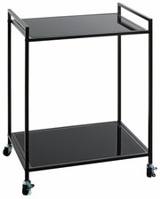Moderner Beistellwagen mit zwei schwarzen Glasablagen und Metallrahmen, seitliche Perspektive.