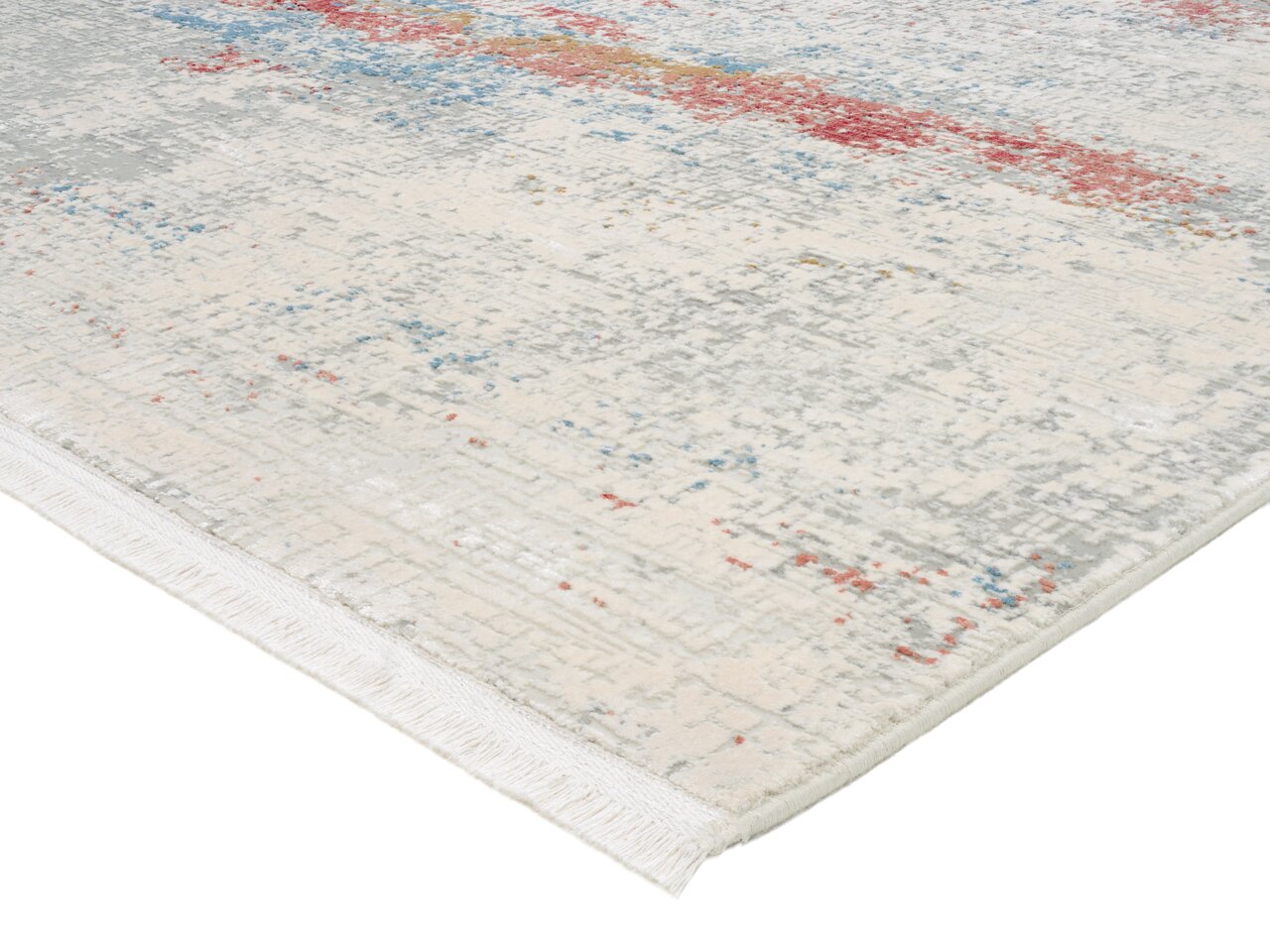 Designer Teppich mit abstraktem Muster in Grau, Blau und Rot, perspektivisch von der Seite fotografiert.