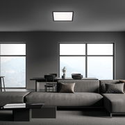 Moderne LED-Deckenleuchte in einem stilvollen Wohnzimmer, Perspektive von unten.