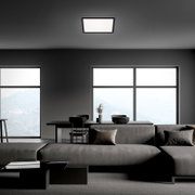 Moderne LED-Deckenleuchte in einem stilvollen Wohnzimmer, Perspektive von unten.