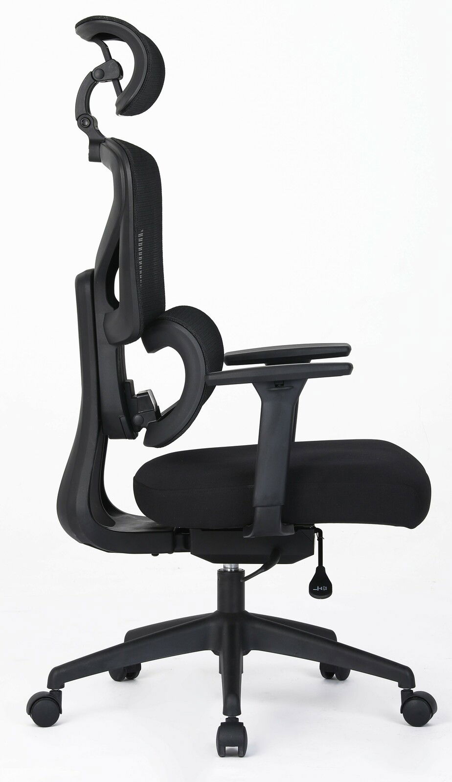 Moderner schwarzer Drehstuhl mit ergonomischer Rückenlehne und Kopfstütze, Seitenansicht