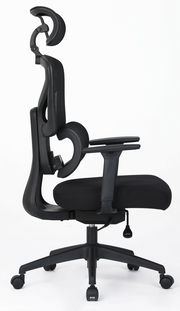 Moderner schwarzer Drehstuhl mit ergonomischer Rückenlehne und Kopfstütze, Seitenansicht