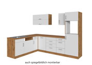 Hoekkeuken in houtlook met witte fronten, bestaande uit onderkasten, bovenkasten en een hoge kast, in perspectief gezien vanaf links vooraan.