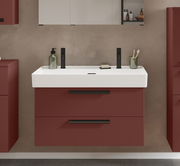 Modernes Waschtisch-Set mit zwei schwarzen Armaturen, rotem Unterschrank und Wandspiegel, Frontalansicht.