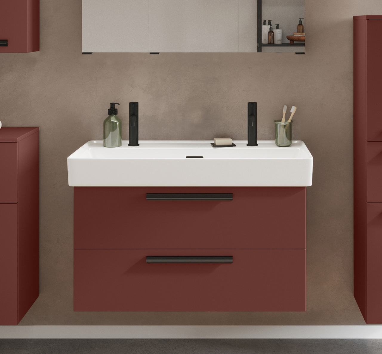 Modernes Waschtisch-Set mit zwei schwarzen Armaturen, rotem Unterschrank und Wandspiegel, Frontalansicht.