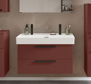 Modernes Waschtisch-Set mit zwei schwarzen Armaturen, rotem Unterschrank und Wandspiegel, Frontalansicht.