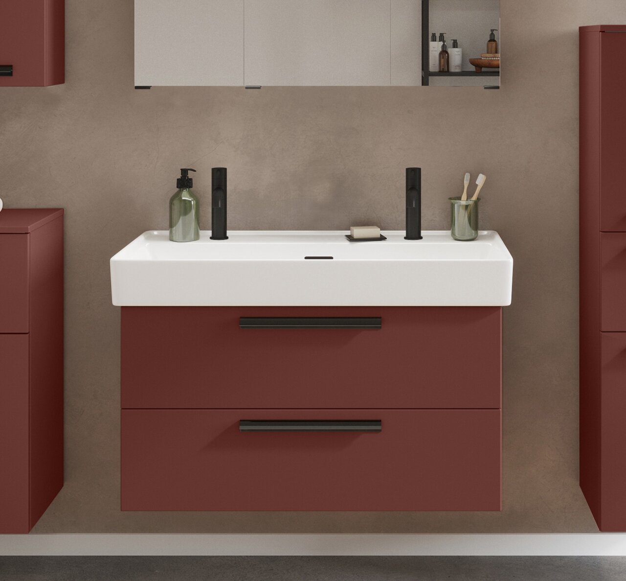 Modernes Waschtisch-Set mit zwei schwarzen Armaturen, rotem Unterschrank und Wandspiegel, Frontalansicht.