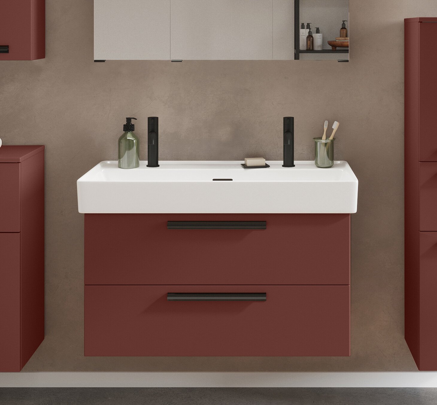 Modernes Waschtisch-Set mit zwei schwarzen Armaturen, rotem Unterschrank und Wandspiegel, Frontalansicht.