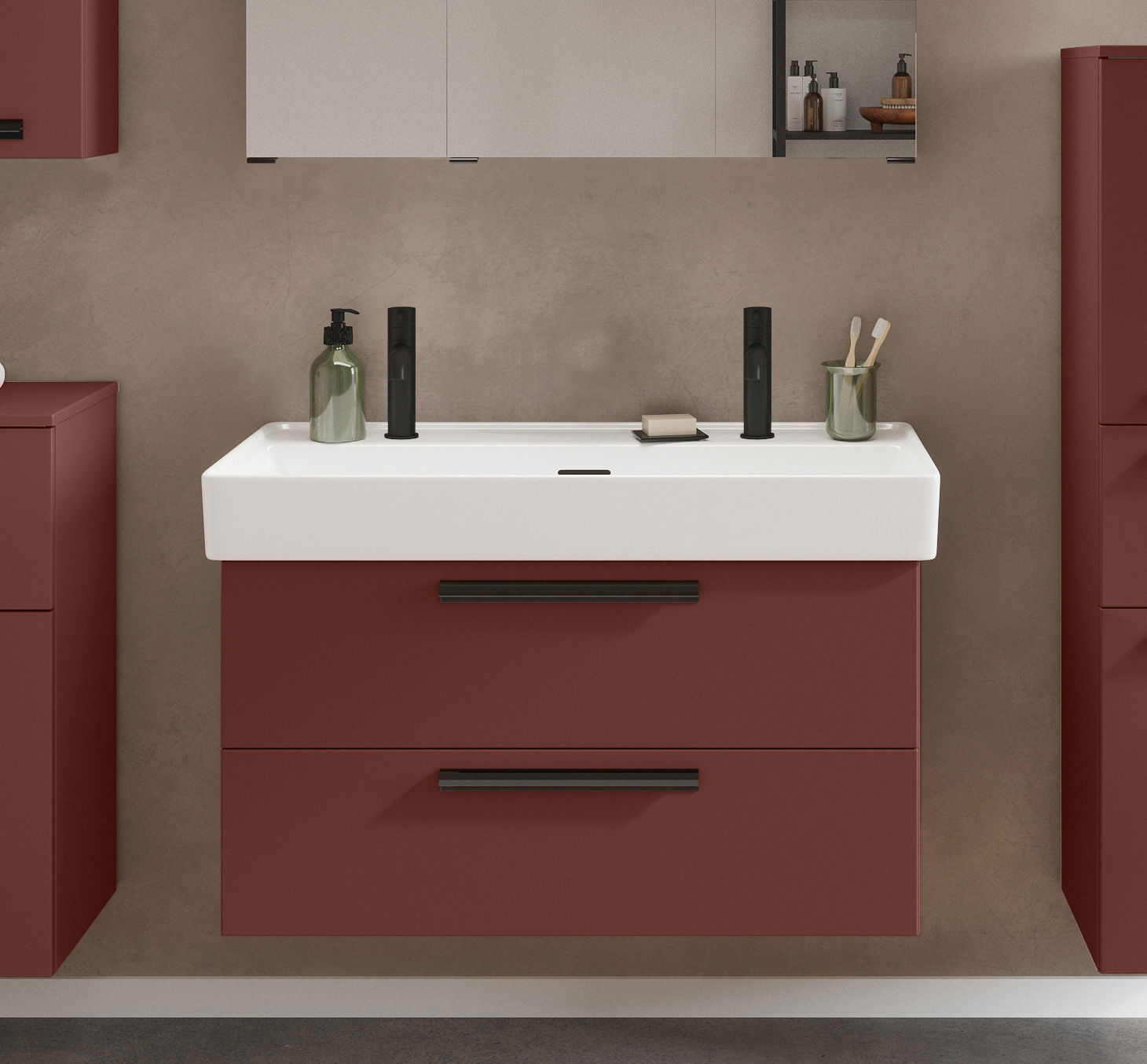 Modernes Waschtisch-Set mit zwei schwarzen Armaturen, rotem Unterschrank und Wandspiegel, Frontalansicht.