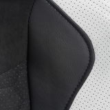 Nahaufnahme der Polsterung eines Gaming Stuhls mit schwarzem und weißem Kunstleder aus seitlicher Perspektive