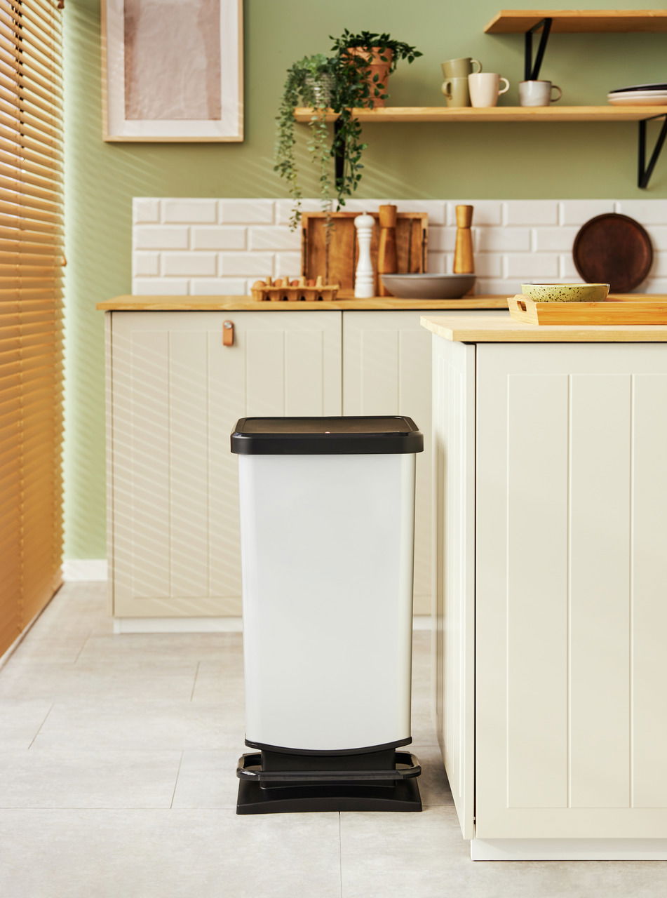Silberner Treteimer Paso 40L in einer modernen Küche, seitliche Perspektive