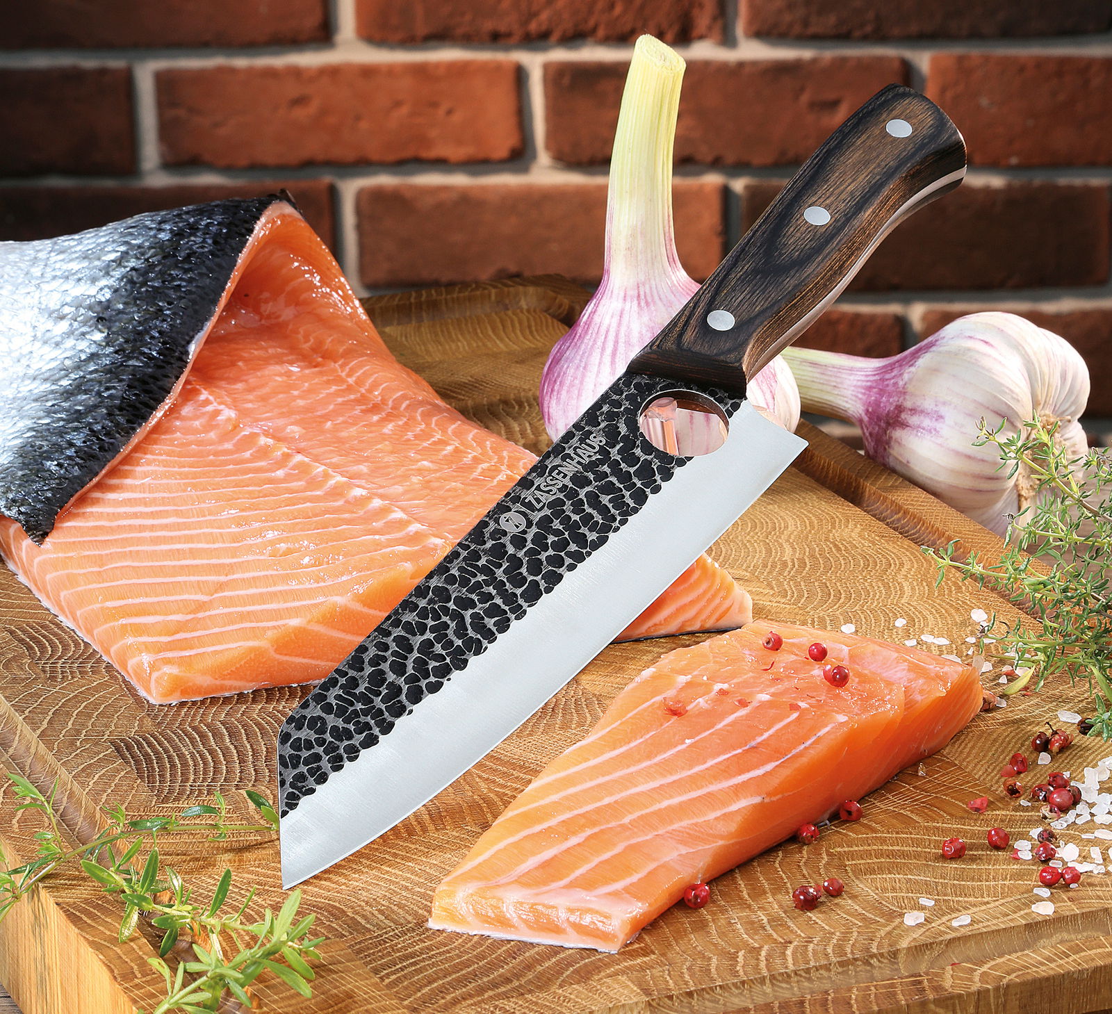 Kochmesser HUNTER 19 cm mit gehämmertem Klingenmuster und Holzgriff, auf einem Holzbrett mit Lachsfilets, Knoblauch und Gewürzen, aus seitlicher Perspektive.