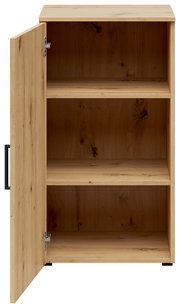 Holzkommode mit geöffneter Tür, zwei Regalböden sichtbar, Perspektive von vorne