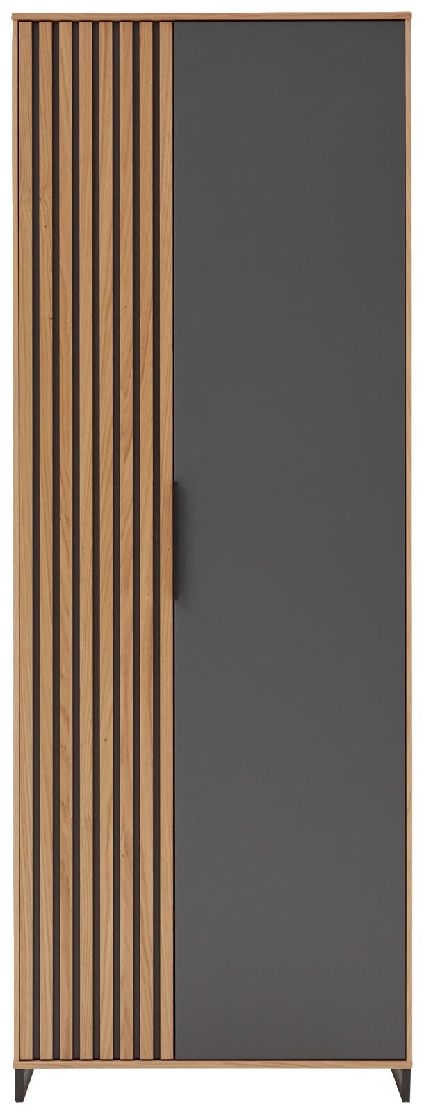 Vooraanzicht van een moderne garderobekast met een combinatie van houten lamellen en een glad grijs oppervlak.