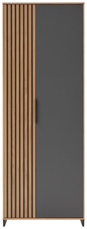 Vooraanzicht van een moderne garderobekast met een combinatie van houten lamellen en een glad grijs oppervlak.