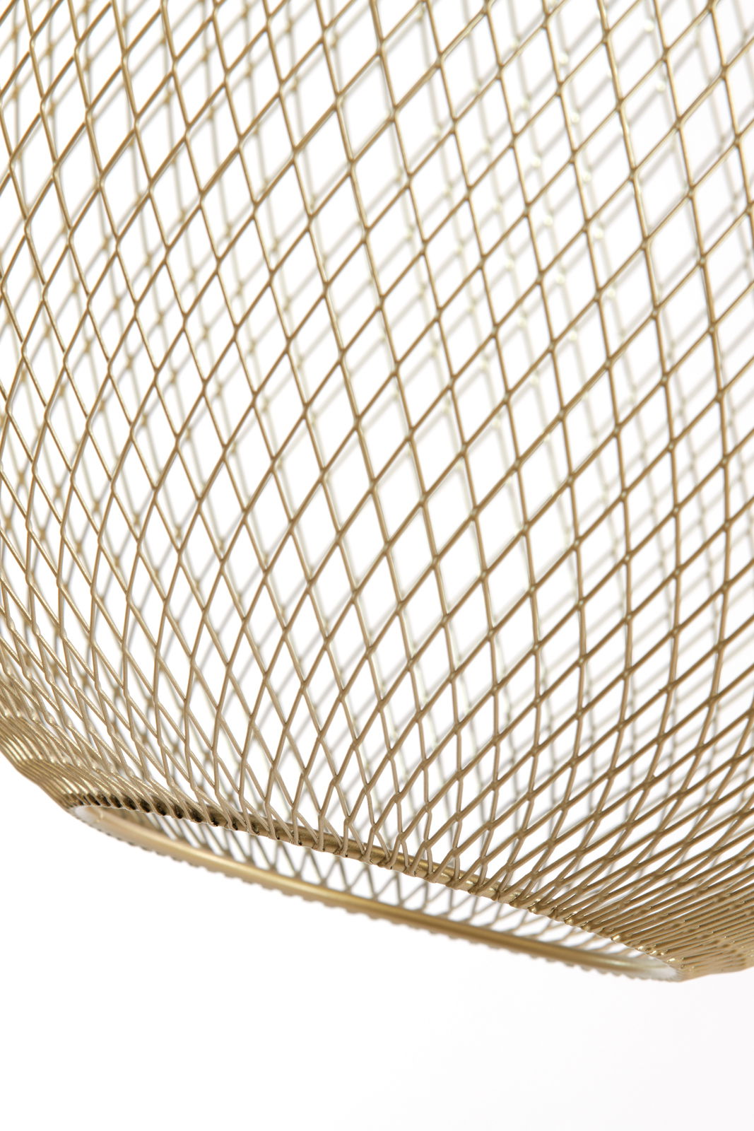 Nahaufnahme eines goldenen Drahtgitters, das Teil einer Stehleuchte ist, aus seitlicher Perspektive.