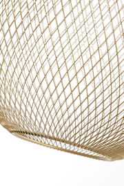 Nahaufnahme eines goldenen Drahtgitters, das Teil einer Stehleuchte ist, aus seitlicher Perspektive.