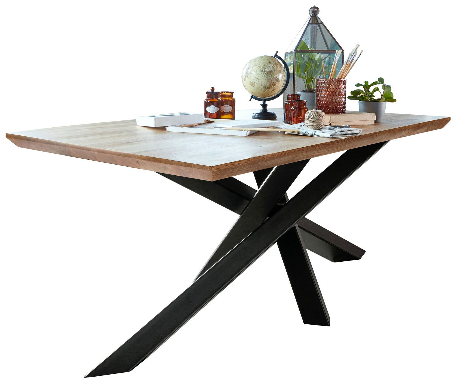 Moderner Esstisch mit Holzplatte und schwarzen Metallbeinen, seitliche Perspektive