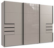 Moderner dreitüriger Schwebetürenschrank in Beige mit schwarzen Akzenten, Frontansicht.