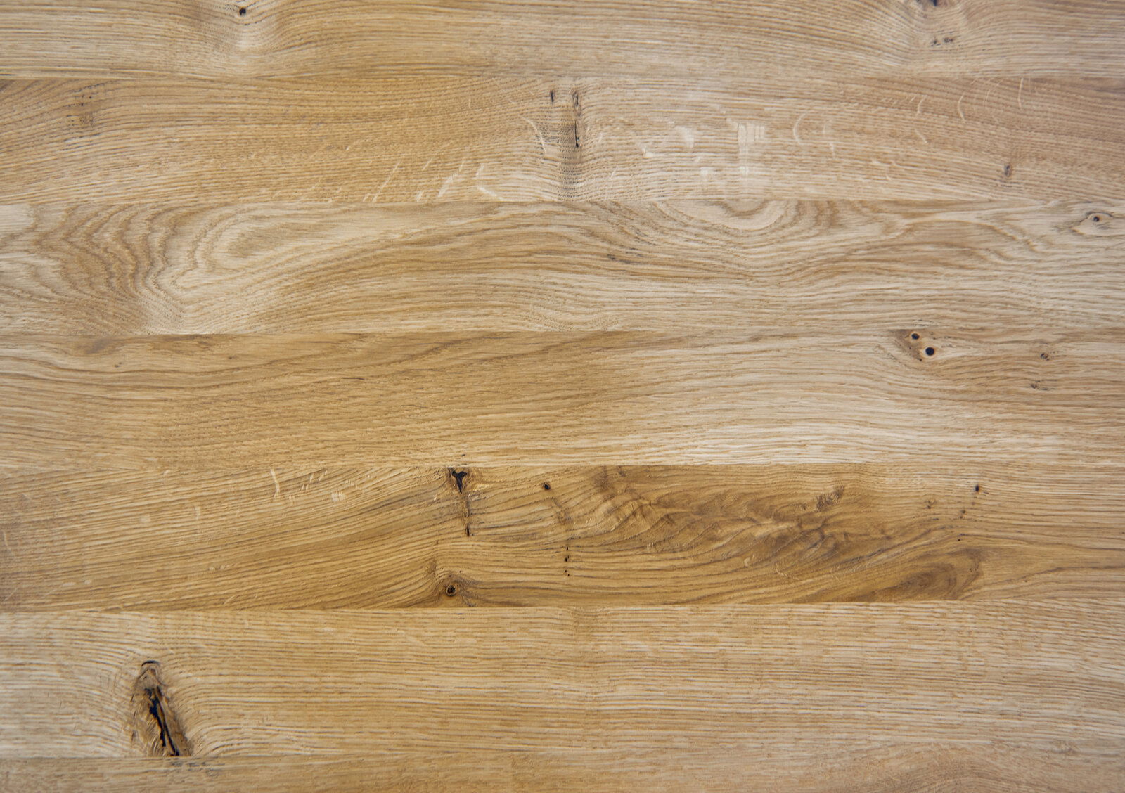 Nahaufnahme einer Holzoberfläche mit natürlicher Maserung, Draufsicht