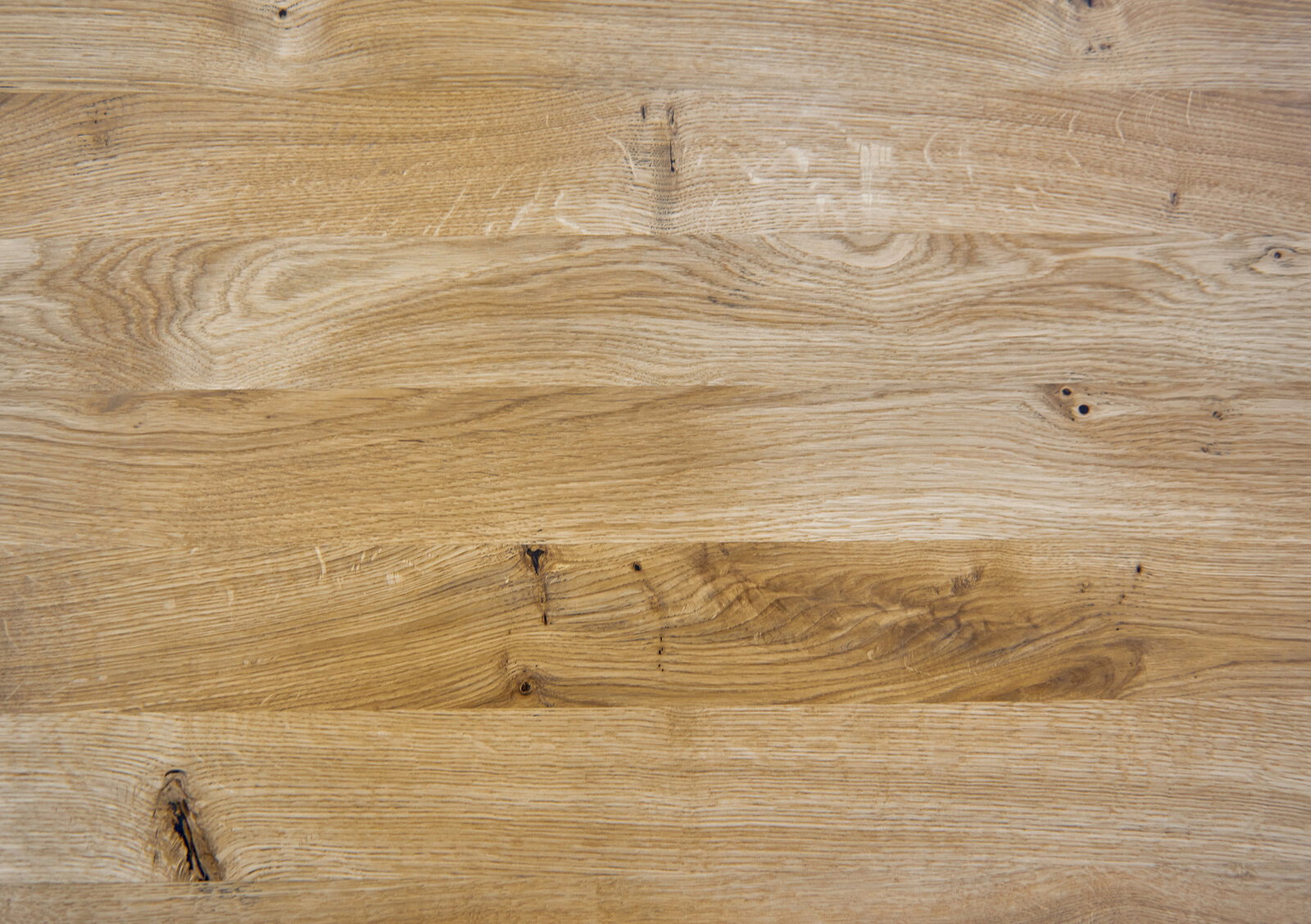 Nahaufnahme einer Holzoberfläche mit natürlicher Maserung, Draufsicht