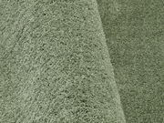 Nahaufnahme eines weichen, grünen Teppichs mit flauschiger Textur.