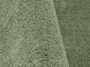 Nahaufnahme eines weichen, grünen Teppichs mit flauschiger Textur.