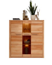 Frontale Ansicht eines Highboards aus Holz mit mehreren Schubladen und offenen Fächern, dekoriert mit Pflanzen und Vasen.