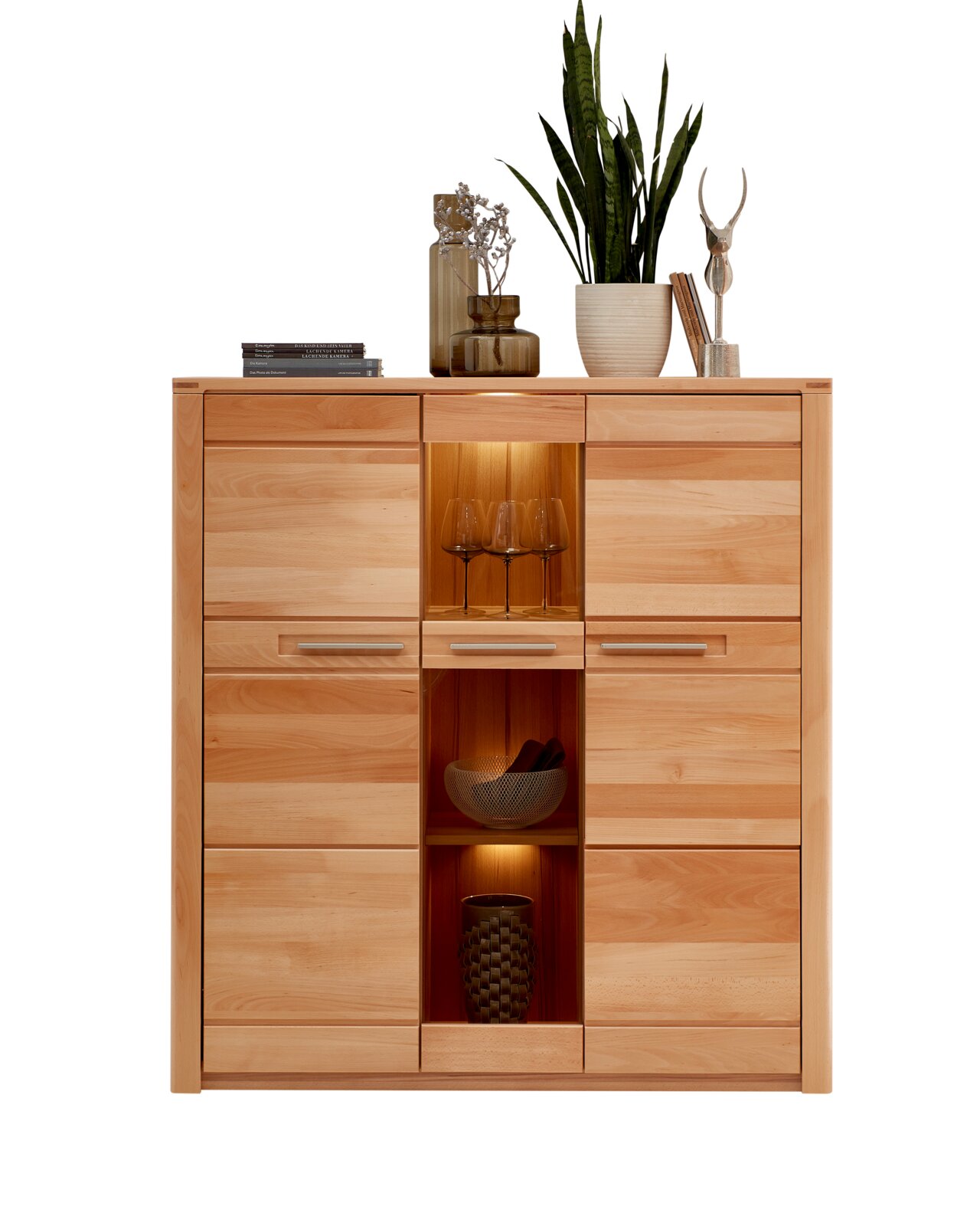 Frontale Ansicht eines Highboards aus Holz mit mehreren Schubladen und offenen Fächern, dekoriert mit Pflanzen und Vasen.
