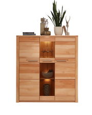 Frontale Ansicht eines Highboards aus Holz mit mehreren Schubladen und offenen Fächern, dekoriert mit Pflanzen und Vasen.