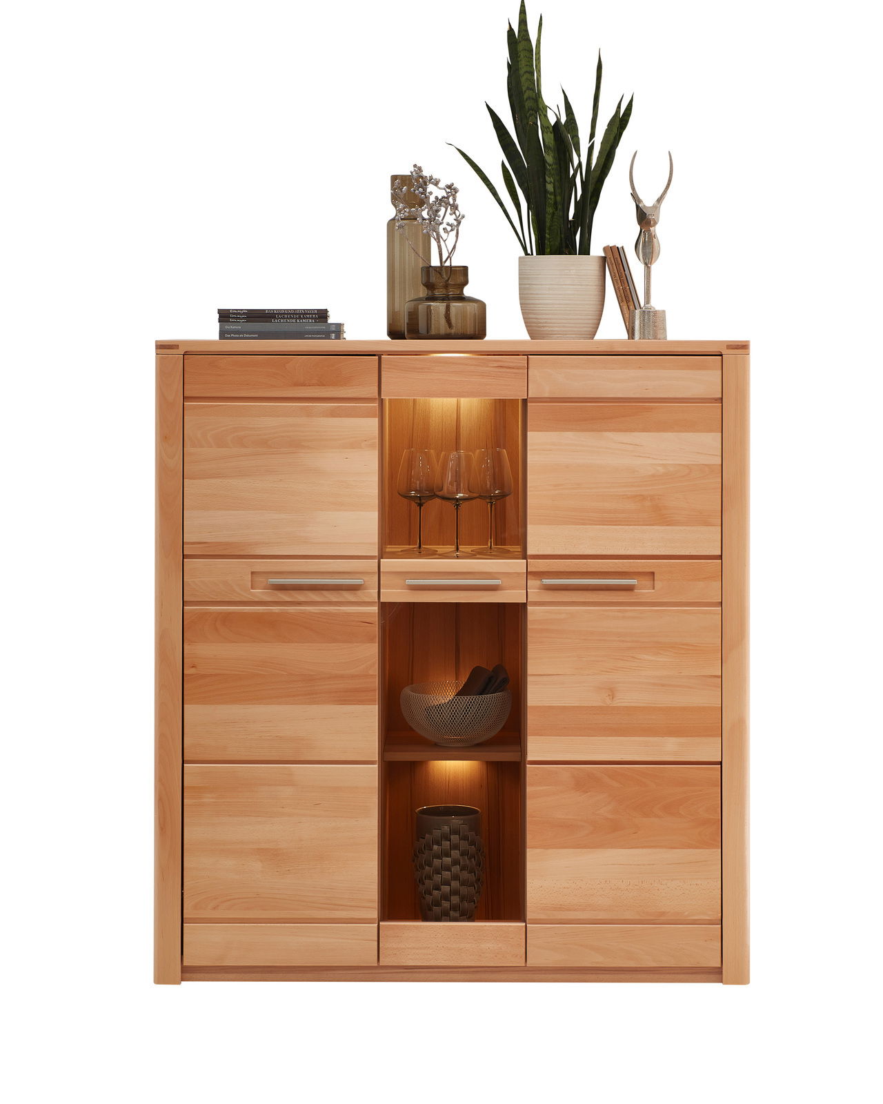 Frontale Ansicht eines Highboards aus Holz mit mehreren Schubladen und offenen Fächern, dekoriert mit Pflanzen und Vasen.