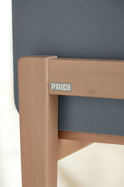 Nahaufnahme eines Anstellbetts mit Holzrahmen und dunkelgrauer Polsterung, seitliche Perspektive.