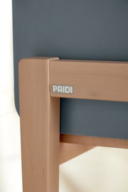 Close-up van een opklapbed met houten frame en donkergrijze bekleding, gezien vanaf de zijkant.