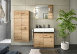 Moderner Midischrank aus Holz in einem stilvollen Badezimmer, frontal betrachtet.